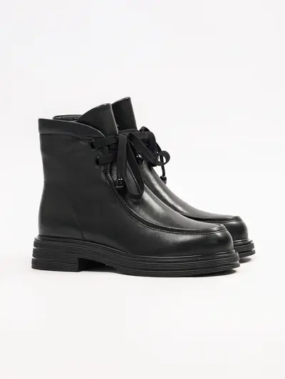 Ботинки черного цвета на среднем каблуке